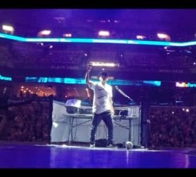fist pump - carrie underwood dj vinom fist pump at la staples center dj vinom hypes up stage